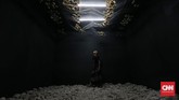 FOTO: Menyesap 'Jiwa' di Jakarta Biennale 2017 Seni rupa tak hanya lukisan atau patung. Di Jakarta Biennale 2017, panca indera dimanjakan oleh beragam kesenian bertema 'jiwa'.
