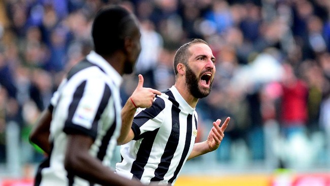 Juventus sukses meraih tiga angka dan memperkecil jarak dengan pemuncak klasemen Napoli yang hanya sanggup bermain imbang di pekan ke-12.