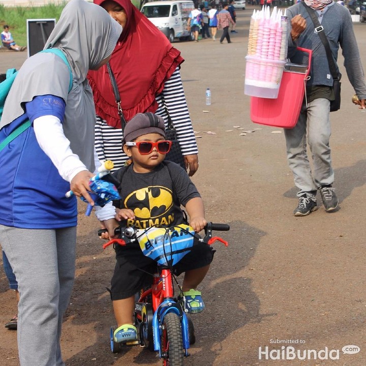 <p>Bergaya banget ya, Bun, si kecil berkacamata sambil naik sepeda.</p>