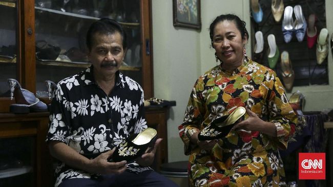 Keluarga Presiden Joko Widodo mempercayakan toko sepatu Winna di Solo untuk membuat selop khusus pernikahan Kahiyang Ayu dengan Muhammad Bobby Afif Nasution.