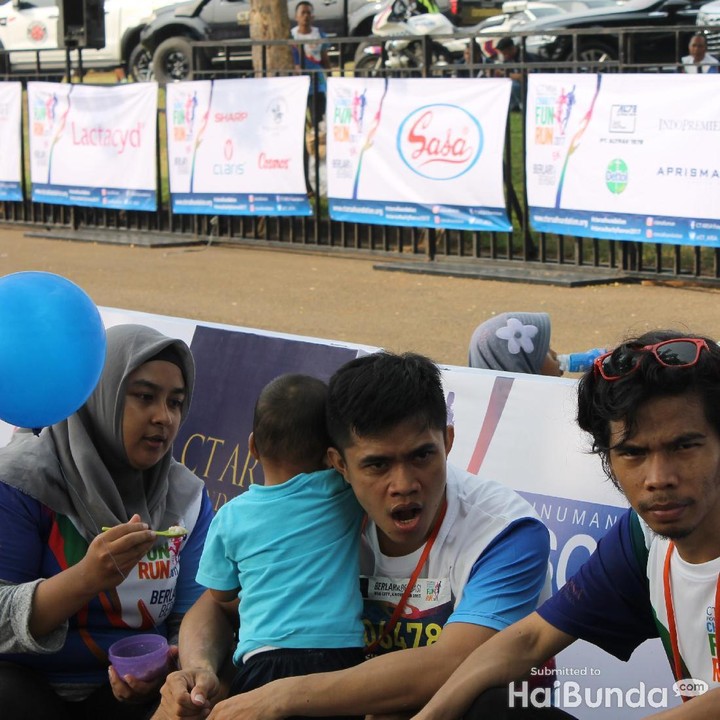 <p>Nih, balon buat kamu, Nak.</p>