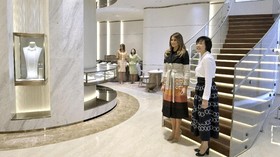 Trump Berpolitik, Melania Kunjungi ke Toko Mutiara di Ginza