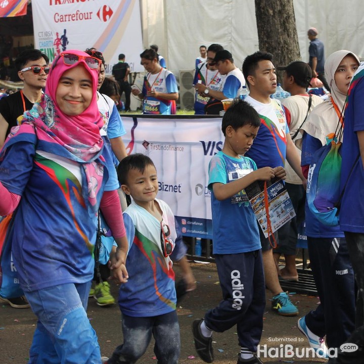 <p>Cie, bunda sadar kamera nih.</p>