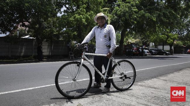 Perjalanan dengan sepeda sejauh 60 km dilakoni Kartoyo, dari Salatiga ke Solo demi melihat langsung suasa persiapan pernikahan putri Jokowi, Kahiyang Ayu.