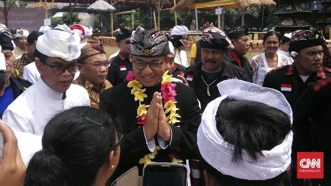 Kurangnya jumlah guru membuat siswa hanya belajar agama seminggu sekali di Pura. Gubernur DKI Jakarta Anies Baswedan berjanji akan membantu.