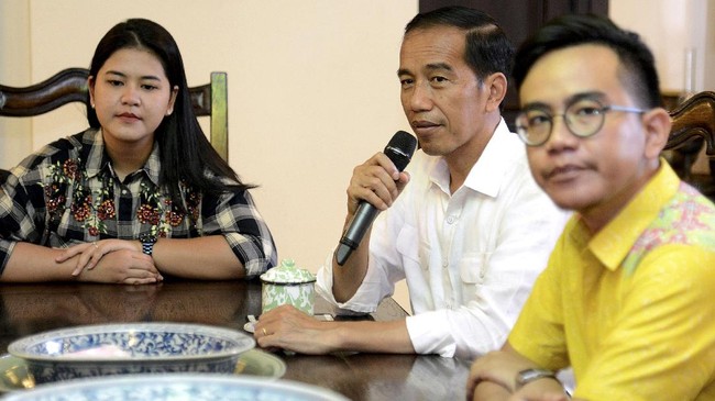 Presiden Joko Widodo (tengah) didampingi putra sulung Gibran Rakabuming Raka (kanan) dan putrinya Kahiyang Ayu (kiri) memberikan keterangan pers terkait pesiapan pernikahan putrinya di kediaman pribadinya di Solo, Jawa Tengah, Minggu (29/10). Resepsi pernikahan putri Presiden Joko Widodo, Kahiyang Ayu dengan Muhammad Bobby Afif Nasution akan dilangsungkan di dua kota, yakni Solo pada 8 November 2017 dan Medan pada 24, 25 dan 26 November 2017. ANTARA FOTO/Handout/Setpres/Kris/wsj/pd/17.