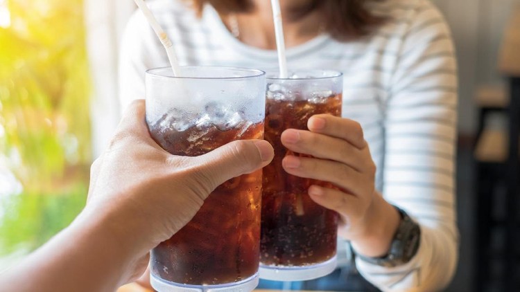 Ibu menyusui kadang dapat nasihat untuk enggak minum soda. Ditakutkan, bayi bakal kembung. Apa iya?
