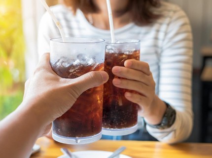 Ibu Menyusui Minum Soda Bikin Bayi Kembung, Benarkah?