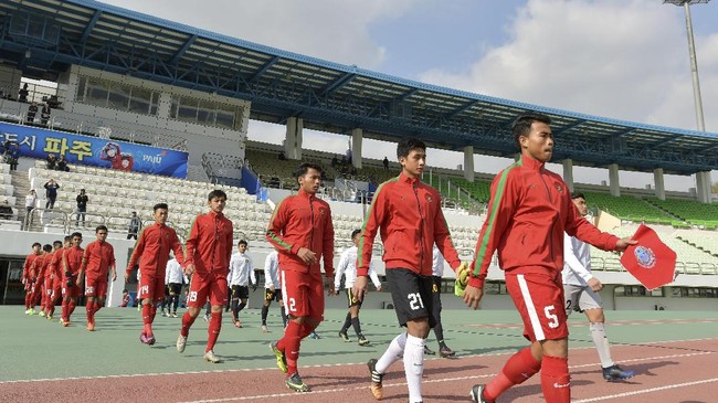 Sejumlah pemain Timnas Indonesia U-19 menantikan uji tanding menghadapi timnas Jepang U-19 di Stadion Utama Gelora Bung Karno, Minggu (25/3).