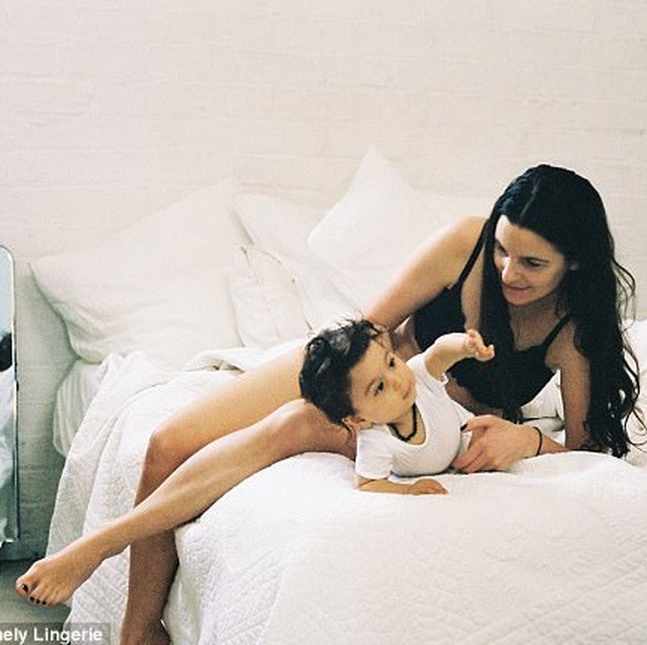 <p>Bagaimanapun, seorang ibu berhak merasa nyaman sama tubuhnya yang memang mengalami perubahan pasca melahirkan. (Foto: Lonely Lingerie via Daily Mail)</p>