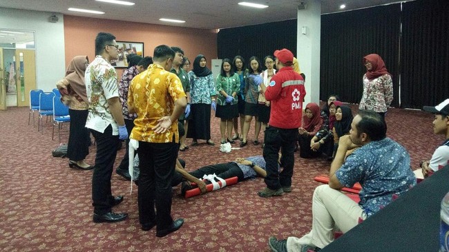 Sejumlah mahasiswa dari Sekolah Tinggi Pariwisata mendapat pengetahuan kegawatdaruratan dari Palang Merah Indonesia (PMI). Apa manfaatnya?