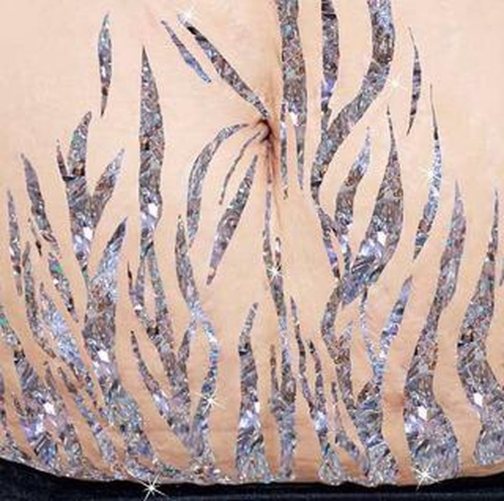 <p>Dengan sentuhan glitter silver, stretch mark di perut kayak gini jadi terlihat cantik. (Foto: Instagram/ @sarashakeel) </p>