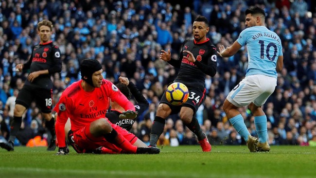 Arsene Wenger yakin Petr Cech punya peluang untuk bisa mengikuti jejak karier Edwin Van der Sar di Manchester United.