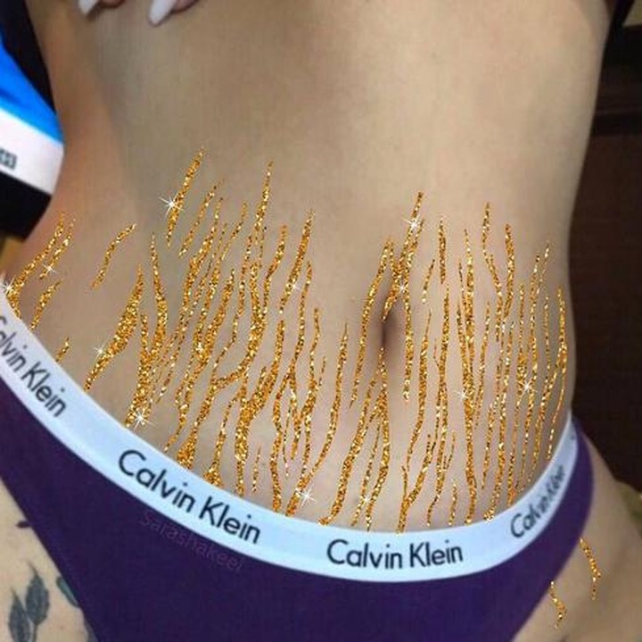 <p>Sara memang pakai aplikasi photoshop untuk memberi sentuhan glitter di stretch mark ini. (Foto: Instagram/ @sarashakeel)</p>