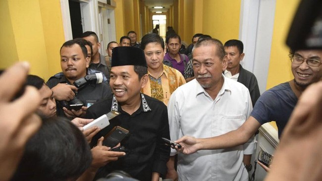 PDIP menyiapkan tiga opsi untuk meladeni koalisi Golkar dan Demokrat yang menduetkan Dedi Mulyadi dan Deddy Mizwar di Pilgub Jabar 2018.