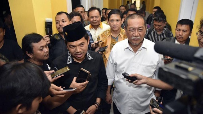 Niatan Dedi Mulyadi dan Deddy Mizwar membuat film 'Pacar Ketinggalan Kereta' urung terlaksana karena mereka kini bersemi dalam 'cinta Jabar yang tertunda'.