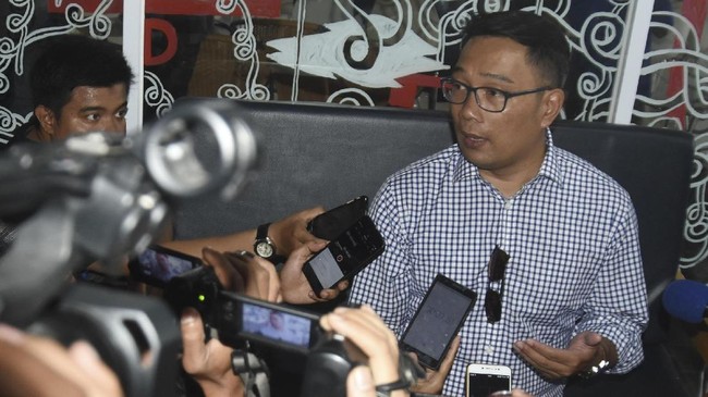 Survei Poltracking menunjukkan elektabilitas Ridwan Kamil mengungguli calon gubernur Jawa Barat lainnya, seperti Deddy Mizwar dan Dedi Mulyadi.