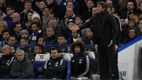 Mourinho: Saya Tak Mungkin Kejar Conte untuk Jabat Tangan