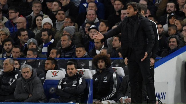 Jose Mourinho mengaku sudah ada di posisi yang tepat dan bersalaman dengan sejumlah staff Chelsea meski ia tak menemui Antonio Conte.