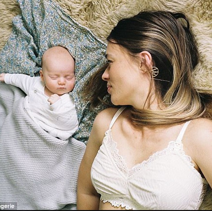<p>Si kecil ikut andil ketika sang bunda jadi model pakaian dalam? Boleh juga. (Foto: Lonely Lingerie via Daily Mail)</p>