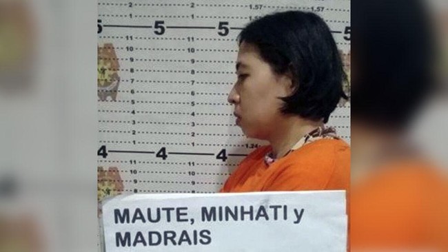 Minhati Madrais dikenal warga dengan sebutan Mpok Mimin. Sejak kecil tinggal di Bekasi. Dia pernah mengenyam pendidikan di Universitas Al Azhar, Mesir.