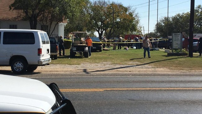 Seorang pria melepaskan tembakan ke arah jemaat gereja Baptist di Texas, saat mereka sedang beribadah, Minggu (5/11). Setidaknya 20 orang tewas.