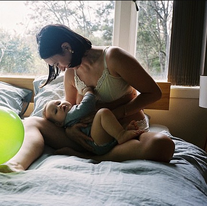 <p>Saat ibu merasa nyaman dengan apa yang dikenakan, main-main sama si kecil jadi lebih menyenangkan. (Foto: Lonely Lingerie via Daily Mail)</p>