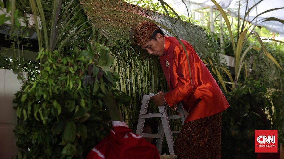 FOTO: Jokowi Pasang Bleketepe untuk Pernikahan Kahiyang-Bobby