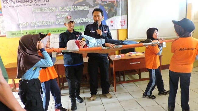 Anggota KSR PMI Bandung menularkan pengetahuan pertolongan pertama kegawatdaruratan kepada warga di pedalaman Kabupaten Bandung.