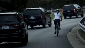 Dipecat Gara-gara Acungkan Jari Tengah ke Rombongan Trump