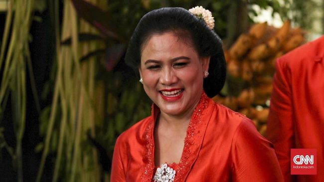 Tampilan oranye membuat Iriana makin cantik dan pangling dengan make-up yang minimalis dan cerah. Lipstiknya berwarna kemerahan yang cenderung oranye.
