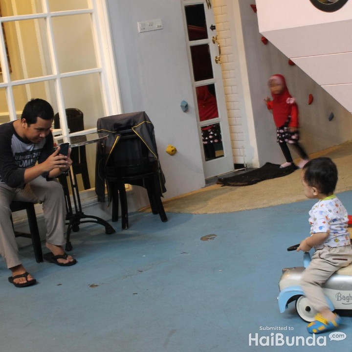 <p>Wah narsis juga nih si ayah. Ternyata senang mengabadikan momen si kecil.  </p>