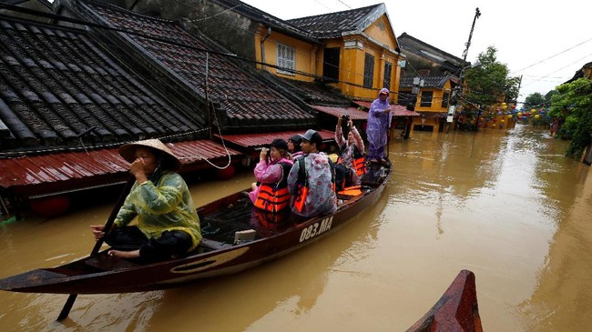 FOTO: Jelang APEC, 60 Orang Tewas di Vietnam Akibat Badai