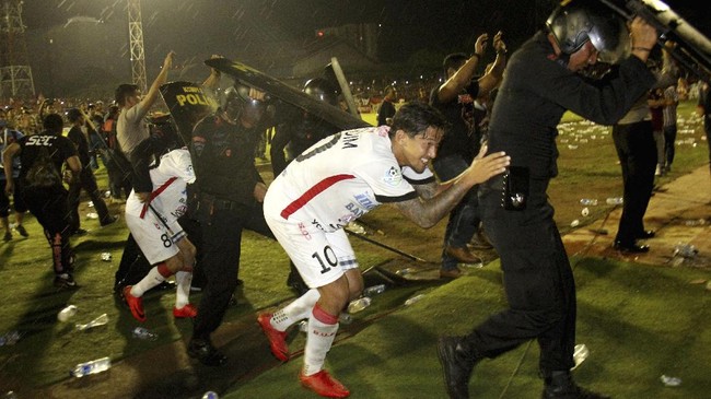 Winger Bali United, Fadhil Sausu, mengungkapkan kejadian mencekam kericuhan saat timnya bertandang ke markas PSM Makassar, Senin (6/11).