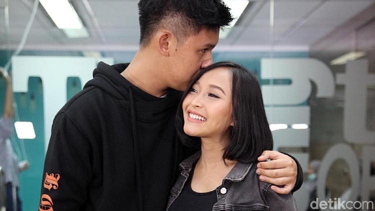 Rinni Wulandari tak sekadar mengucapkan selamat ultah tapi juga memberi pesan manis untuk sang suami. Apa sih pesan dari Rini buat Jevin?