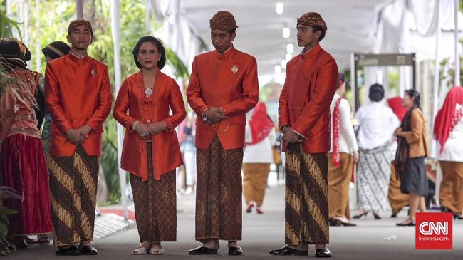 Prosesi adat persiapan pernikahan Kahiyang Ayu di kediaman keluarga Jokowi dilangsungkan secara tertutup, mulai dari siraman hingga jualan dawet.