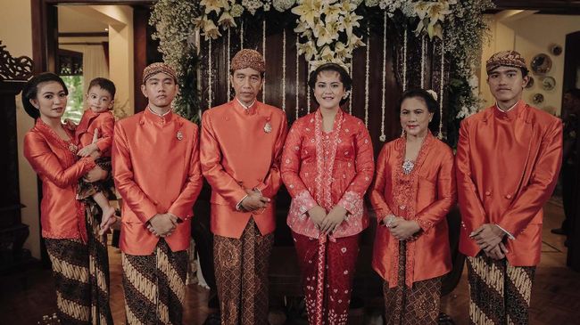 Kahiyang Ayu dan Bobby Nasution akan menggelar akad nikah di Gedung Graha Saba Buana, Solo, Jawa Tengah, Rabu (8/11). Warga berdatangan menyaksikannya.