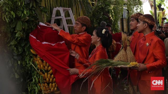 Iriana Jokowi dan Selvi Ananda tampil 'kembar' dengan kebaya kutu baru berwarna oranye dan juga jarit batik.