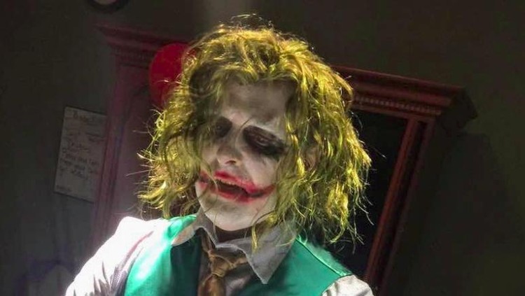 Bunda pasti tahu tokoh Joker yang jadi musuh superhero Batman kan? Hmm kalau Bunda dibantu melahirkan oleh Joker. Mau nggak?
