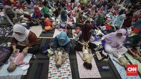 FOTO: Riuhnya Pijat Massal 300 Bayi