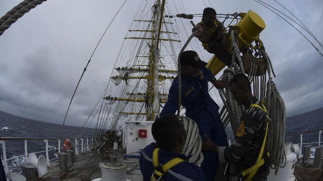 KRI Bima Suci adalah kapal latih pengganti untuk KRI Dewaruci. Kapal milik TNI AL itu dibuat di Spanyol dan mulai belayar pada 18 September 2017 lalu.