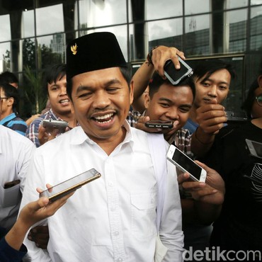 Absen Sidang Cerai, Dedi Mulyadi Kepergok Mampir ke Warung Plus Plus