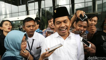img-title Absen Sidang Cerai, Dedi Mulyadi Kepergok Mampir ke Warung Plus Plus