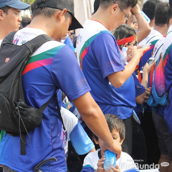 <p>Biar airnya nggak tumpah, sini ayah bantu pegangin botol minumnya.</p>