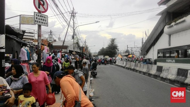 Pemprov DKI mengatakan persoalan di Tanah Abang kompleks. Namun dia menyatakan terus mengupayakan menata kawasan itu agar tidak kumuh.