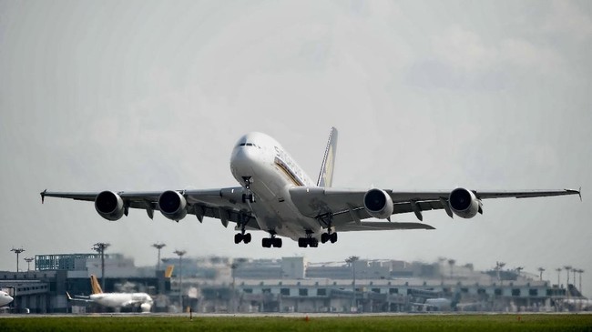 Bandara Narita Jepang terpaksa menutup landasan pacunya sementara usai pesawat Singapore Airlines SQ 638 mengeluarkan asap putih saat mendarat, Senin (12/8).