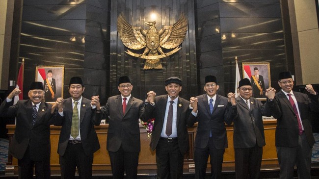 Badan Anggaran DPRD DKI menyepakati APBD DKI 2018 Rp 77,177 triliun dengan memangkas sejumlah pos anggaran kontroversial.