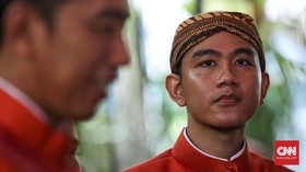 Satpol PP Solo Copot 12 Spanduk Pilwalkot Gibran Rakabuming