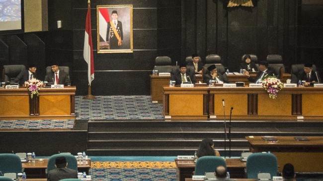 Pantas Nainggolan dari PDI Perjuangan dan Syarif dari Gerindra memimpin DPRD DKI hingga ditentukan alat kelengkapan dewan yang baru.