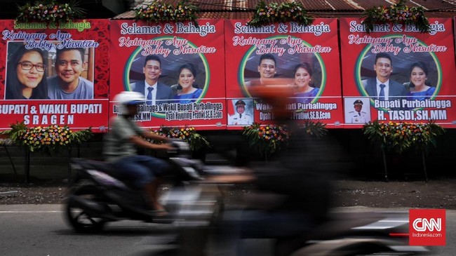 Relawan yang datang dari pelbagai daerah di Indonesia akan menjadi ‘pagar betis’ dalam prosesi kirab kereta kencana pernikahan putri Jokowi.